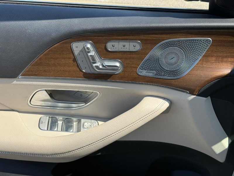 Mercedes-Benz GLS Vehicle Full-screen Gallery Image 17