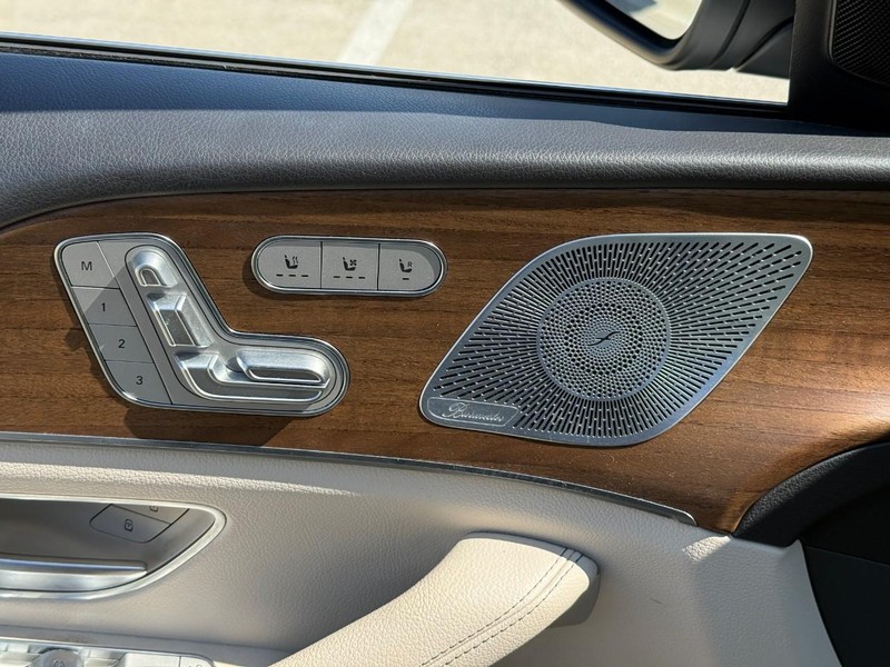 Mercedes-Benz GLS Vehicle Full-screen Gallery Image 18