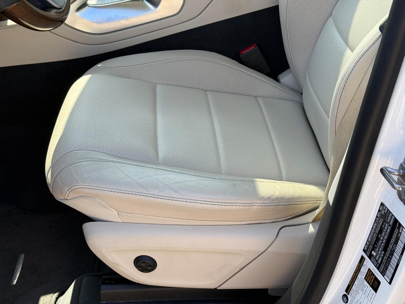 Mercedes-Benz GLS Vehicle Full-screen Gallery Image 19