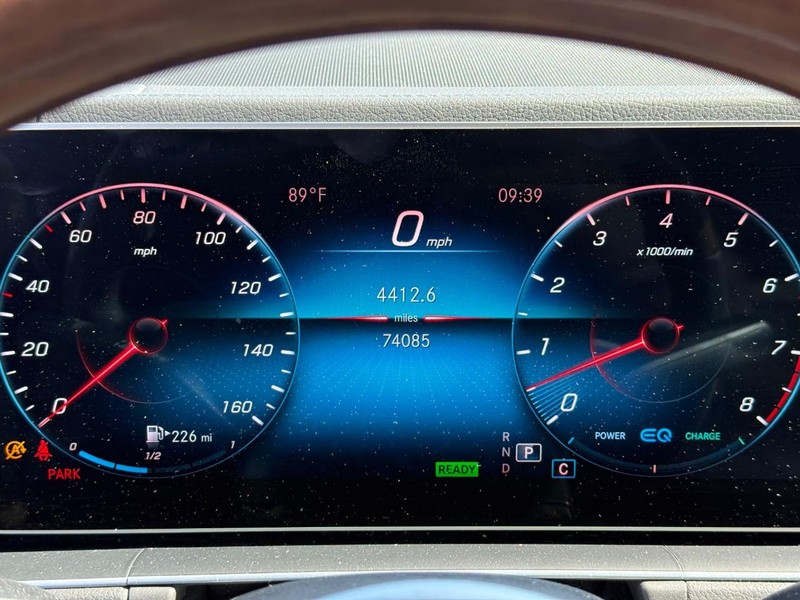 Mercedes-Benz GLS Vehicle Full-screen Gallery Image 22