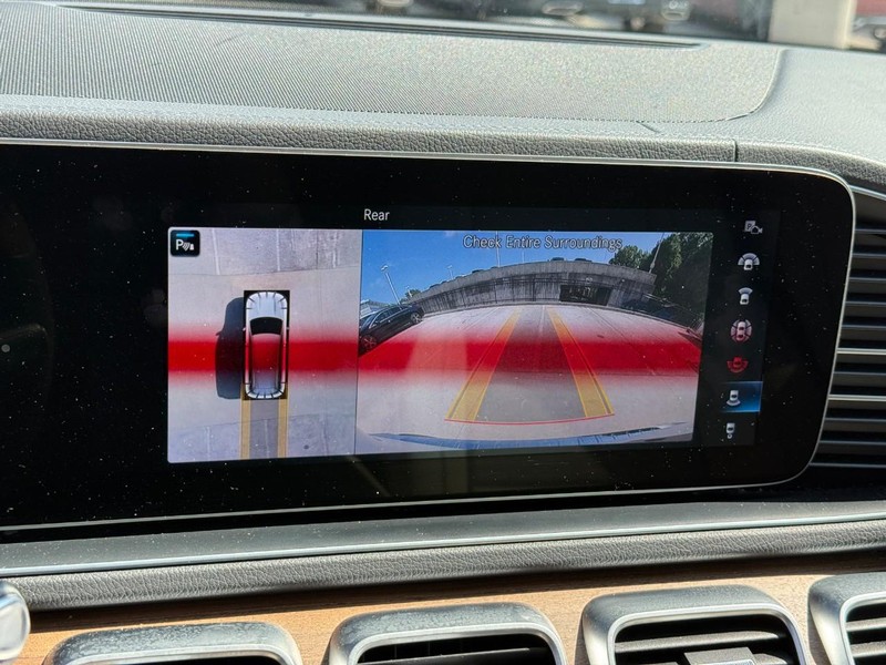 Mercedes-Benz GLS Vehicle Full-screen Gallery Image 23