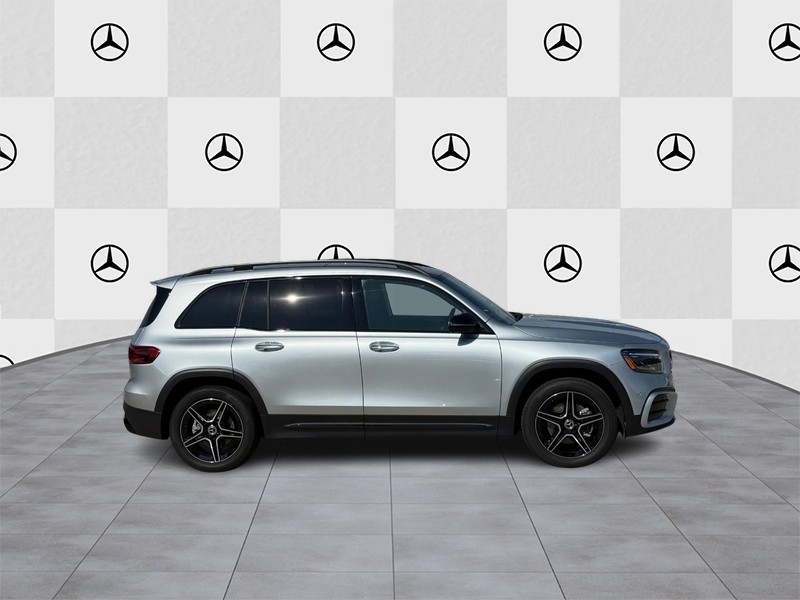 Mercedes-Benz GLB Vehicle Full-screen Gallery Image 2