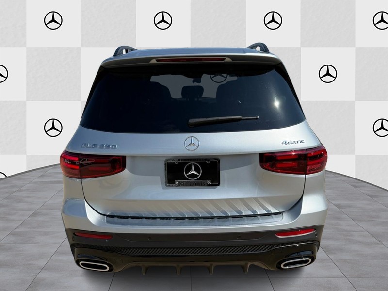 Mercedes-Benz GLB Vehicle Full-screen Gallery Image 6