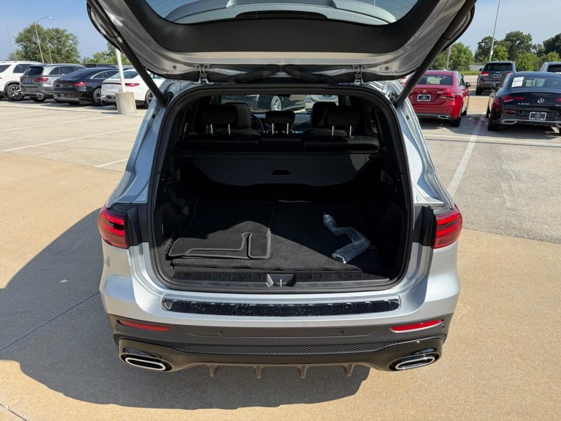 Mercedes-Benz GLB Vehicle Full-screen Gallery Image 7