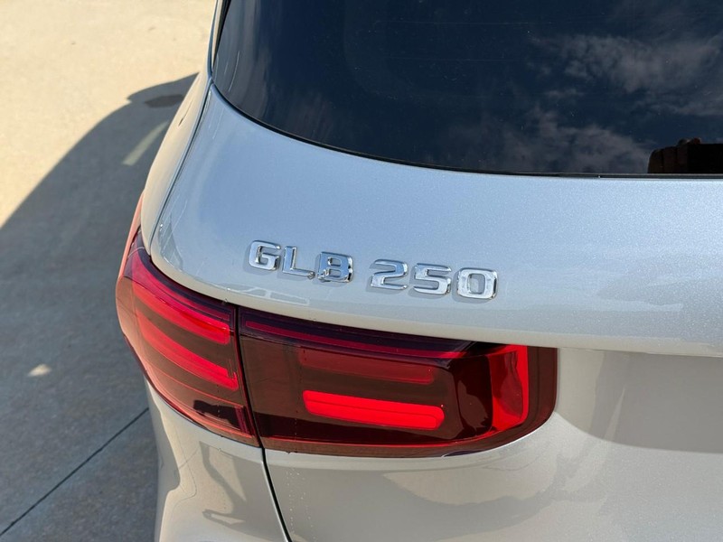 Mercedes-Benz GLB Vehicle Full-screen Gallery Image 9