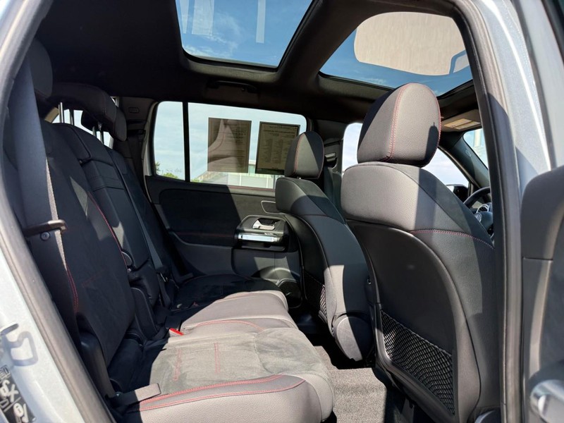 Mercedes-Benz GLB Vehicle Full-screen Gallery Image 11