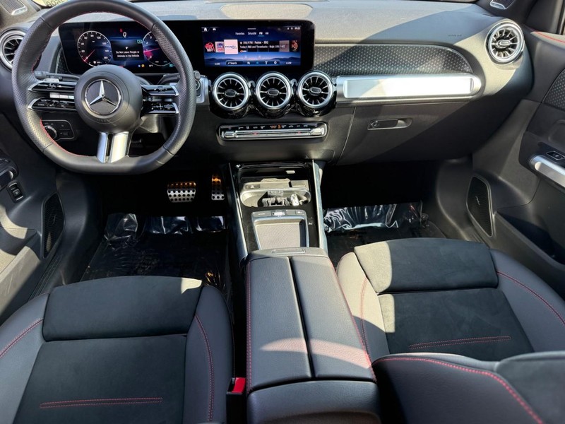Mercedes-Benz GLB Vehicle Full-screen Gallery Image 12