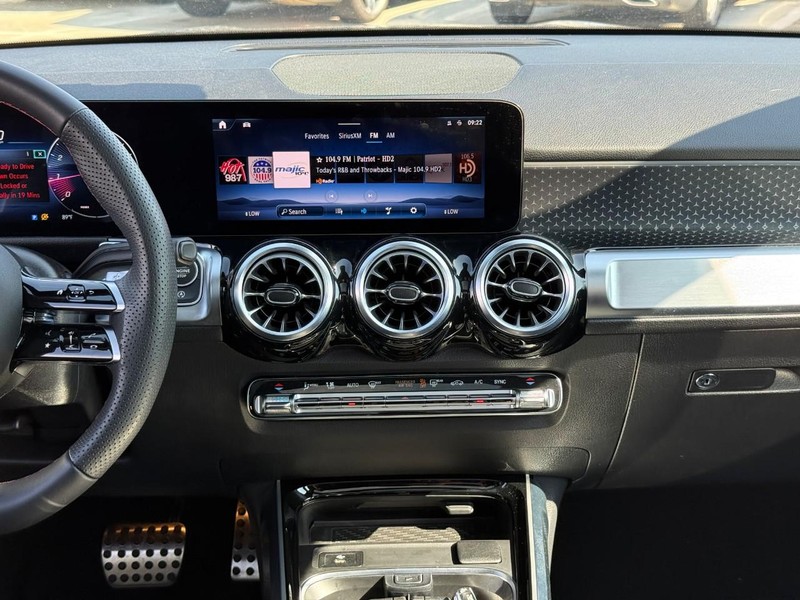 Mercedes-Benz GLB Vehicle Full-screen Gallery Image 14