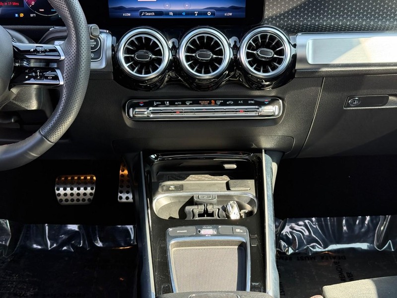 Mercedes-Benz GLB Vehicle Full-screen Gallery Image 15