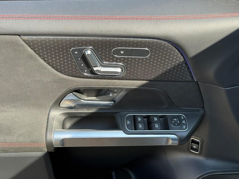 Mercedes-Benz GLB Vehicle Full-screen Gallery Image 16