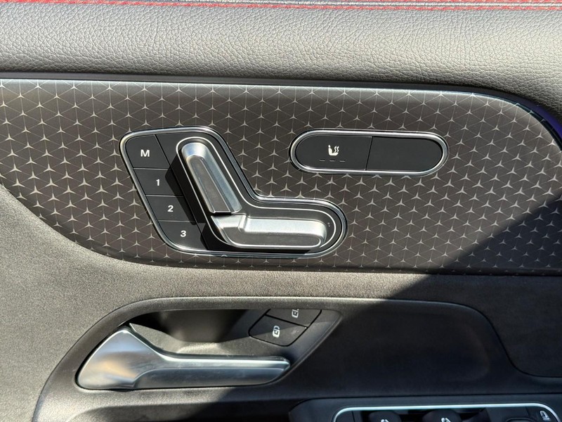 Mercedes-Benz GLB Vehicle Full-screen Gallery Image 17