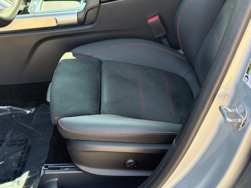 Mercedes-Benz GLB Vehicle Full-screen Gallery Image 18