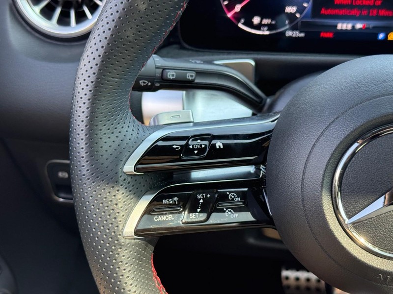 Mercedes-Benz GLB Vehicle Full-screen Gallery Image 19