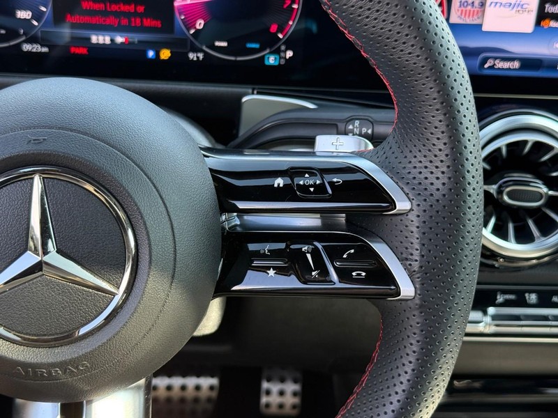 Mercedes-Benz GLB Vehicle Full-screen Gallery Image 20