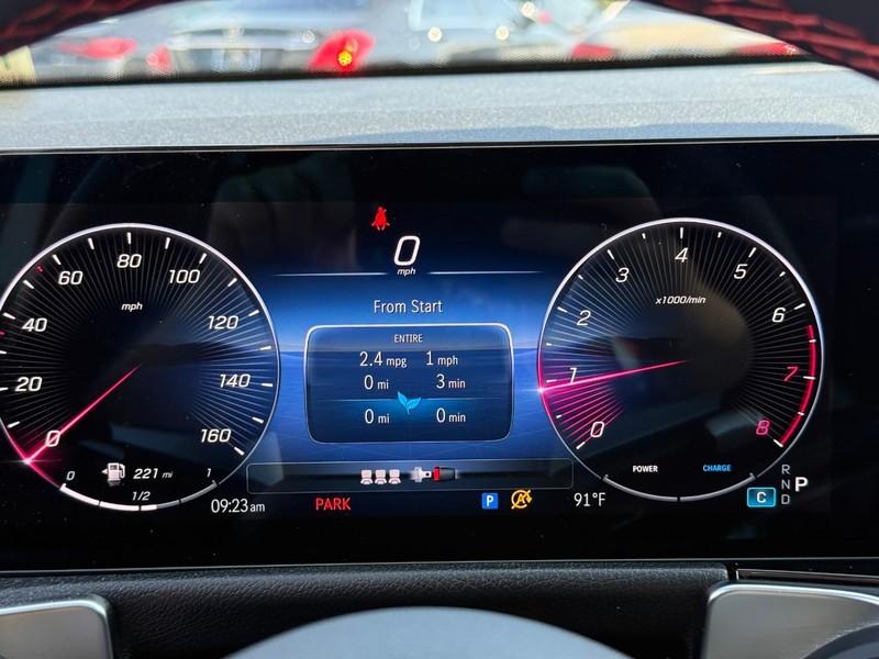 Mercedes-Benz GLB Vehicle Full-screen Gallery Image 21