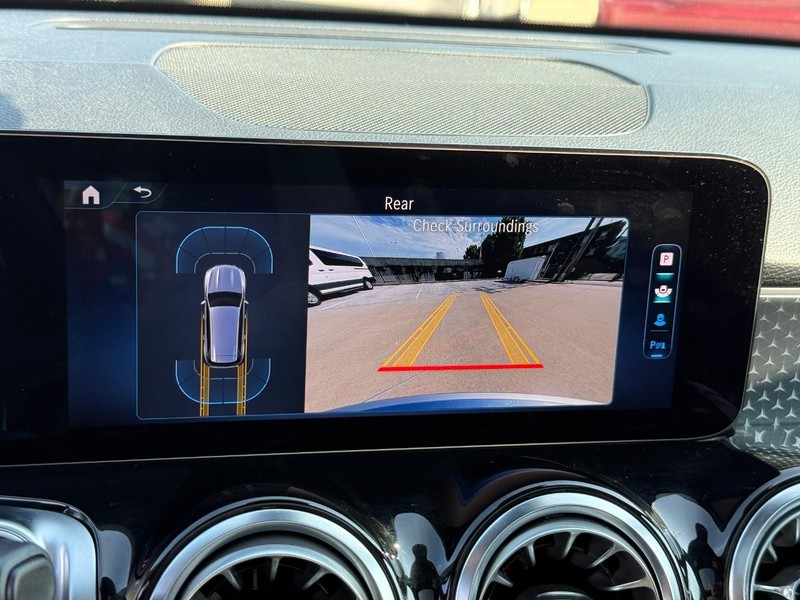 Mercedes-Benz GLB Vehicle Full-screen Gallery Image 22