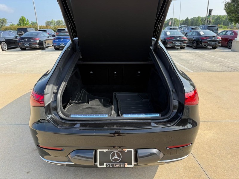 Mercedes-Benz EQS Vehicle Full-screen Gallery Image 08