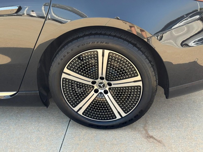 Mercedes-Benz EQS Vehicle Full-screen Gallery Image 09