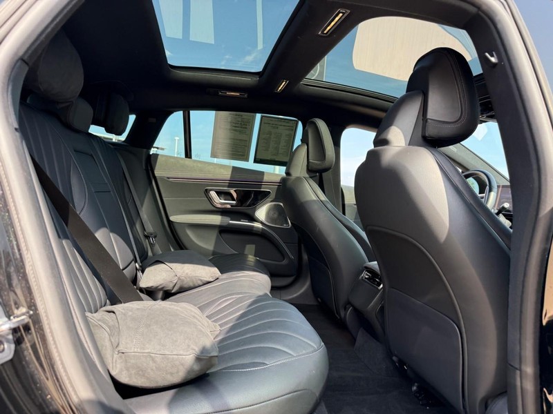 Mercedes-Benz EQS Vehicle Full-screen Gallery Image 12