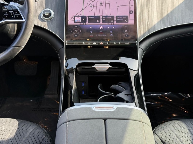 Mercedes-Benz EQS Vehicle Full-screen Gallery Image 17