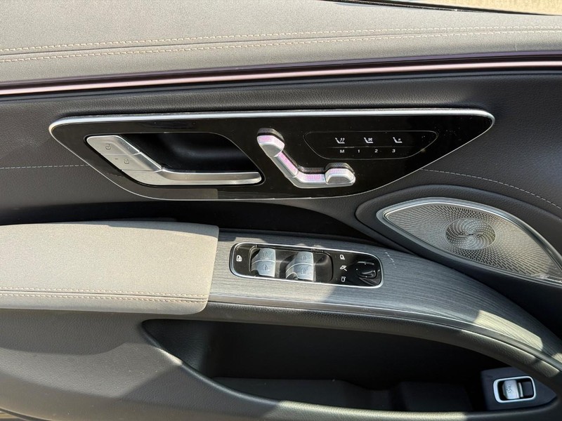 Mercedes-Benz EQS Vehicle Full-screen Gallery Image 18