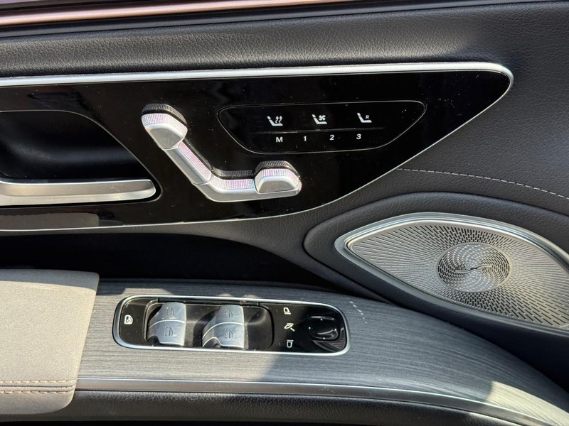 Mercedes-Benz EQS Vehicle Full-screen Gallery Image 19