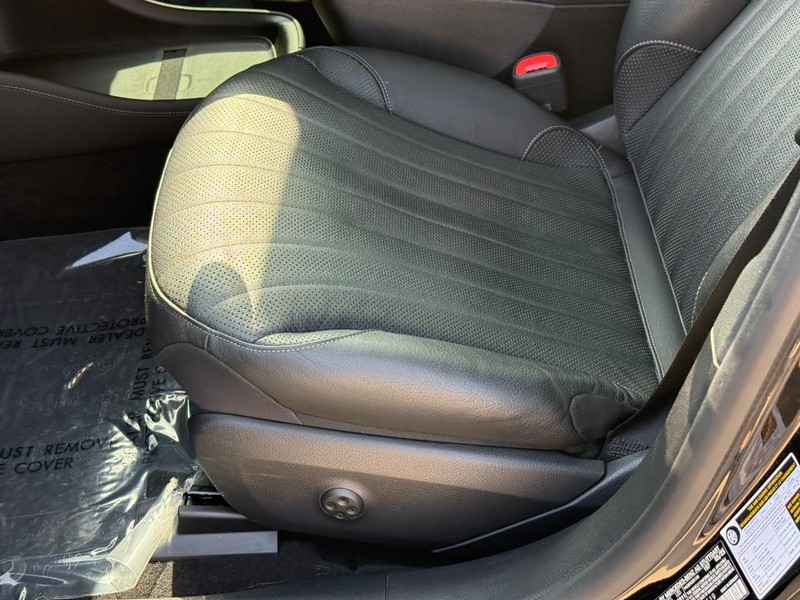 Mercedes-Benz EQS Vehicle Full-screen Gallery Image 20