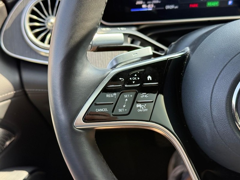 Mercedes-Benz EQS Vehicle Full-screen Gallery Image 21