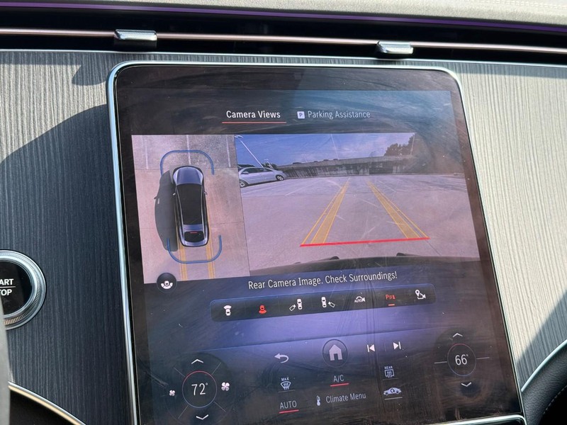 Mercedes-Benz EQS Vehicle Full-screen Gallery Image 24