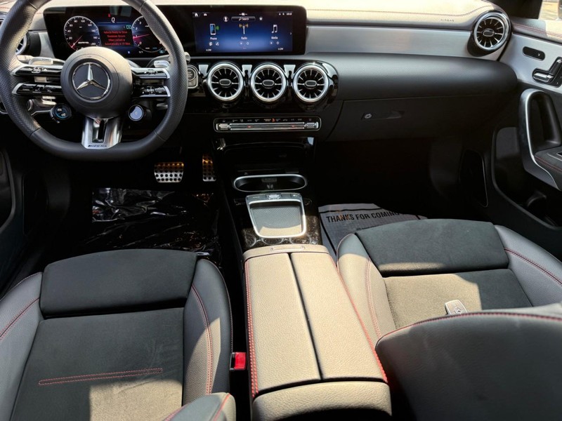 Mercedes-Benz CLA Vehicle Full-screen Gallery Image 13