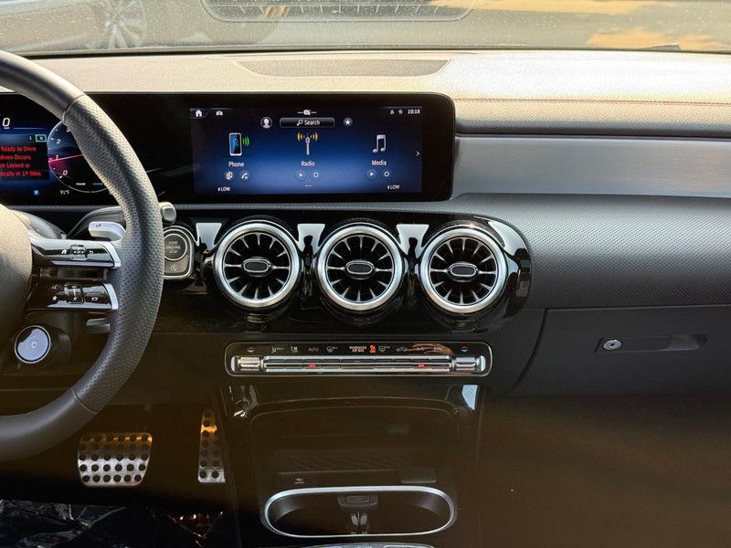 Mercedes-Benz CLA Vehicle Full-screen Gallery Image 15