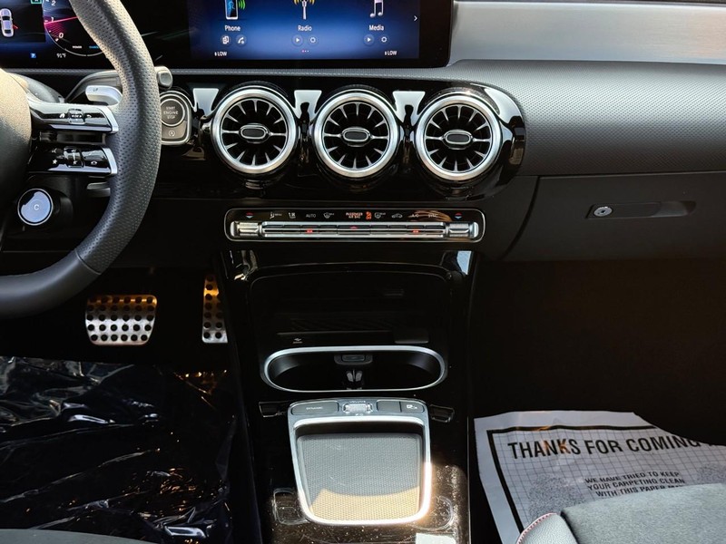 Mercedes-Benz CLA Vehicle Full-screen Gallery Image 16
