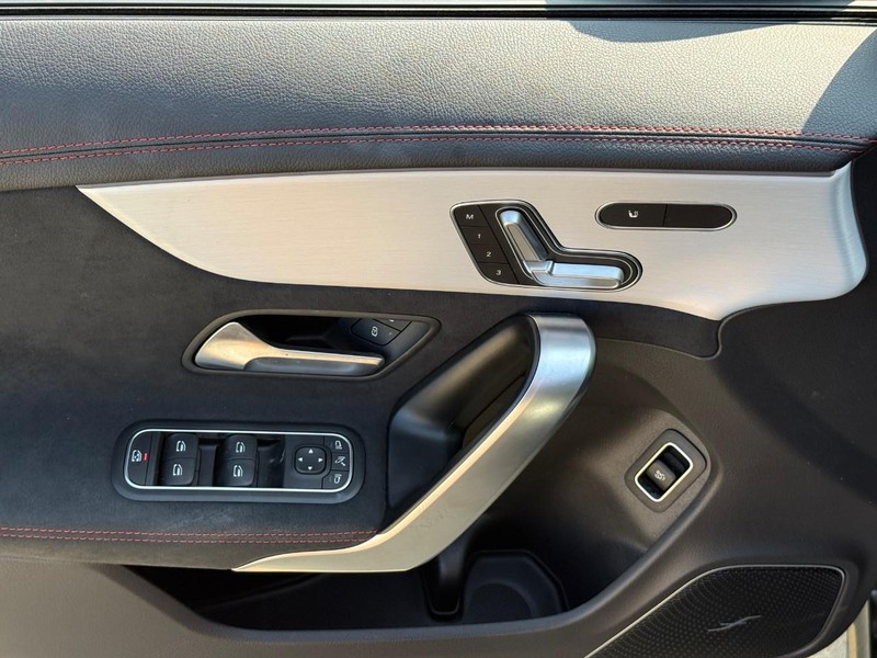 Mercedes-Benz CLA Vehicle Full-screen Gallery Image 17