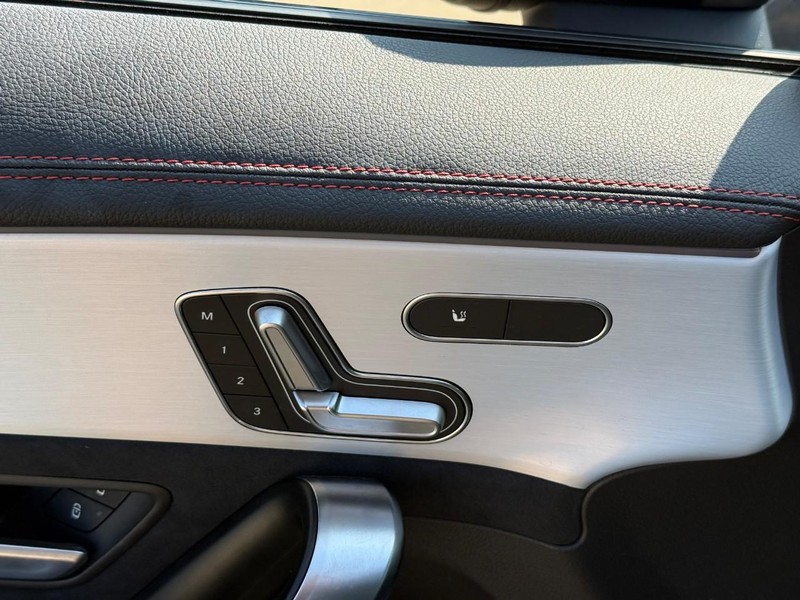 Mercedes-Benz CLA Vehicle Full-screen Gallery Image 18