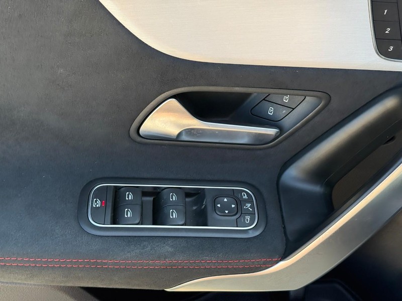 Mercedes-Benz CLA Vehicle Full-screen Gallery Image 19