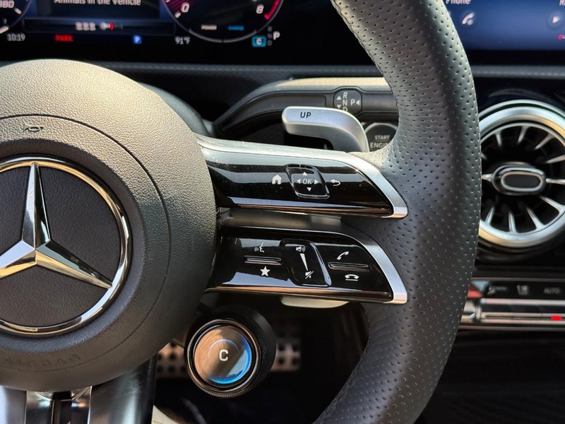 Mercedes-Benz CLA Vehicle Full-screen Gallery Image 22