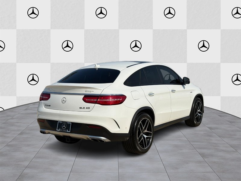Mercedes-Benz GLE Vehicle Full-screen Gallery Image 2