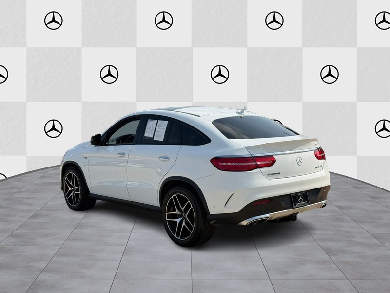 Mercedes-Benz GLE Vehicle Full-screen Gallery Image 3