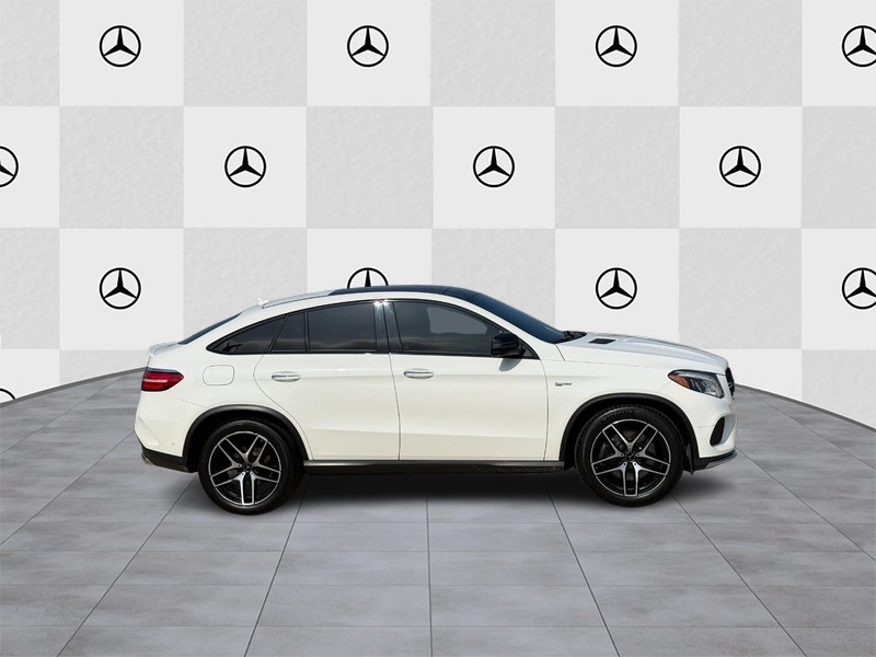 Mercedes-Benz GLE Vehicle Full-screen Gallery Image 4
