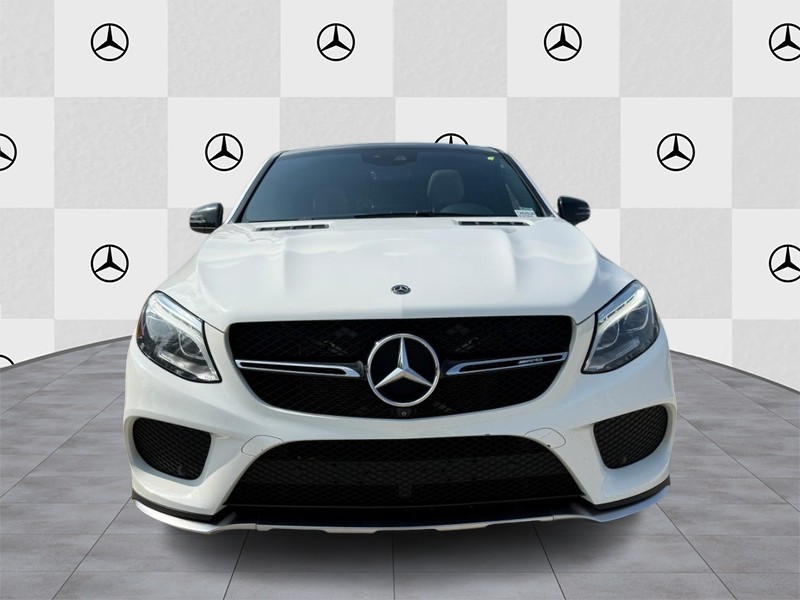 Mercedes-Benz GLE Vehicle Full-screen Gallery Image 5