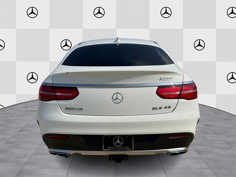 Mercedes-Benz GLE Vehicle Full-screen Gallery Image 7