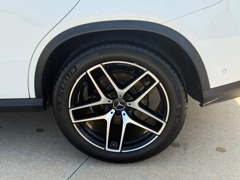 Mercedes-Benz GLE Vehicle Full-screen Gallery Image 8