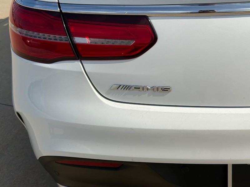 Mercedes-Benz GLE Vehicle Full-screen Gallery Image 9