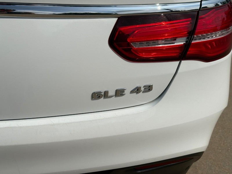 Mercedes-Benz GLE Vehicle Full-screen Gallery Image 10