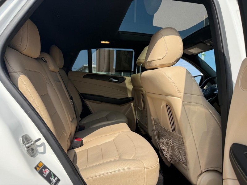 Mercedes-Benz GLE Vehicle Full-screen Gallery Image 11