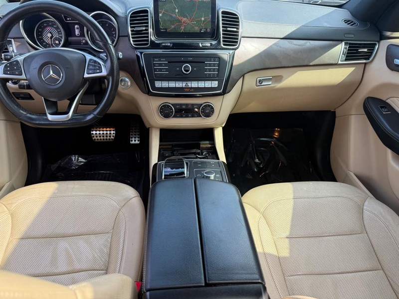 Mercedes-Benz GLE Vehicle Full-screen Gallery Image 12