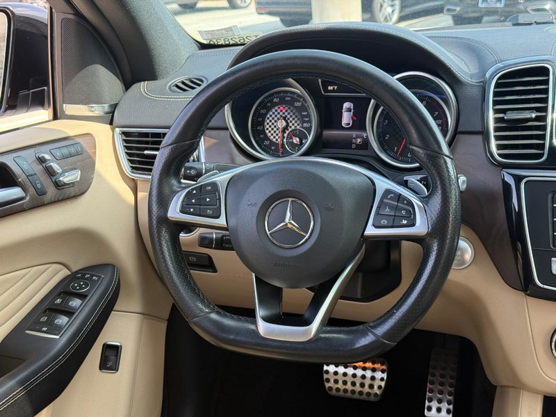 Mercedes-Benz GLE Vehicle Full-screen Gallery Image 13