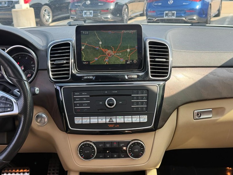 Mercedes-Benz GLE Vehicle Full-screen Gallery Image 14