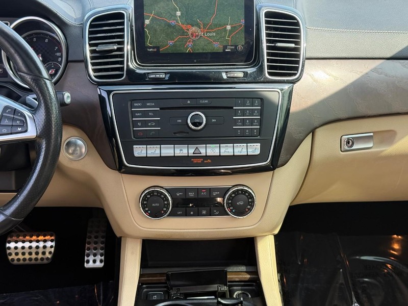 Mercedes-Benz GLE Vehicle Full-screen Gallery Image 15