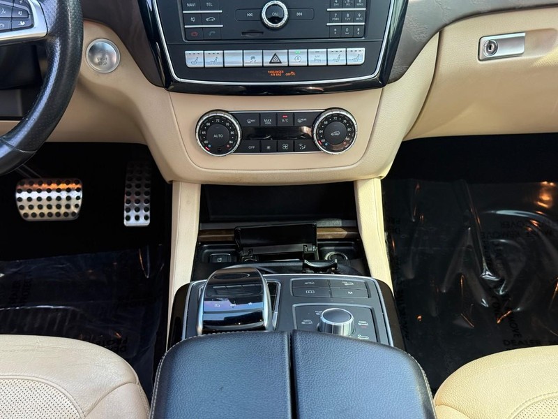 Mercedes-Benz GLE Vehicle Full-screen Gallery Image 16